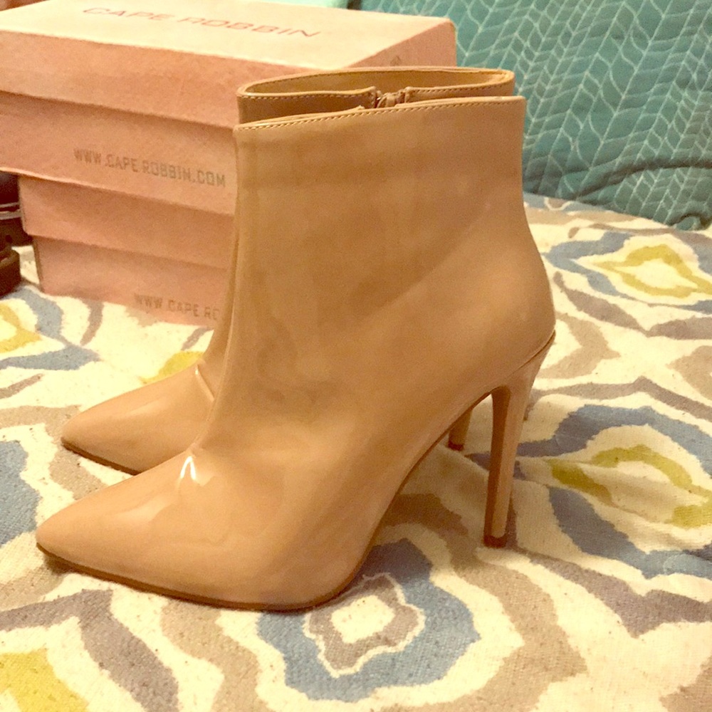 HOT  Woman's tan boots RARE